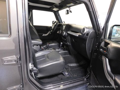 Used 2018 Jeep Wrangler Unlimited Sahara w/ Connectivity Group image 23