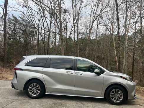 Used 2022 Toyota Sienna XLE FWD image 5