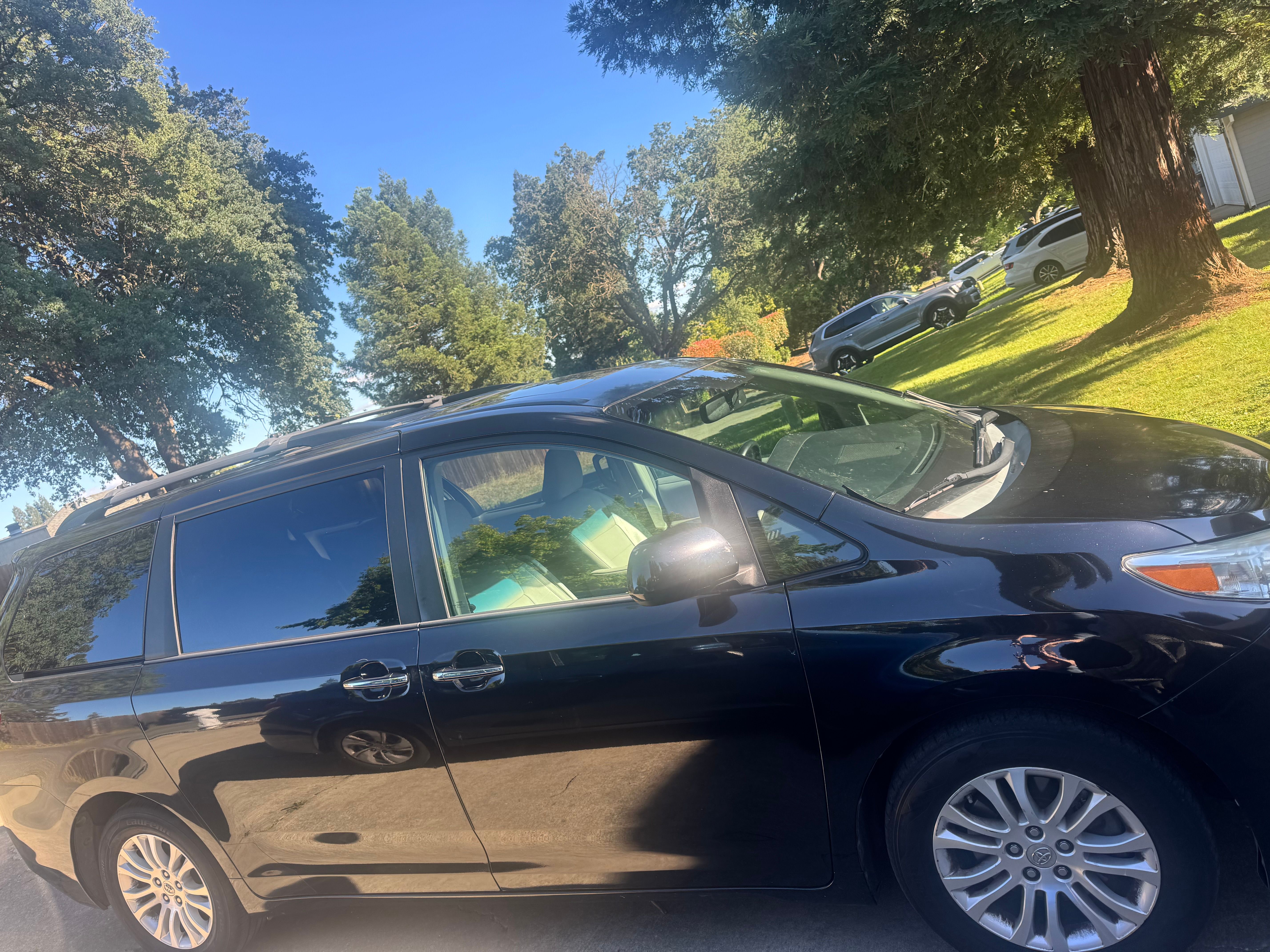 Used 2015 Toyota Sienna XLE w/ XLE Navigation Package FWD image 2