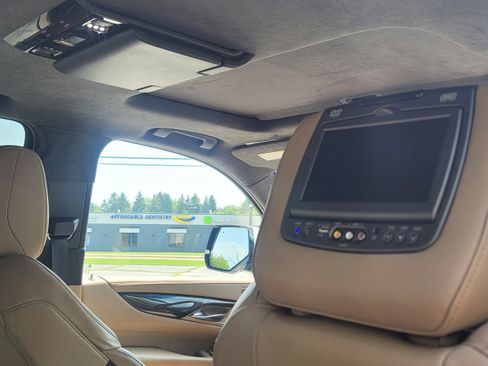 Used 2018 Cadillac Escalade Platinum image 14