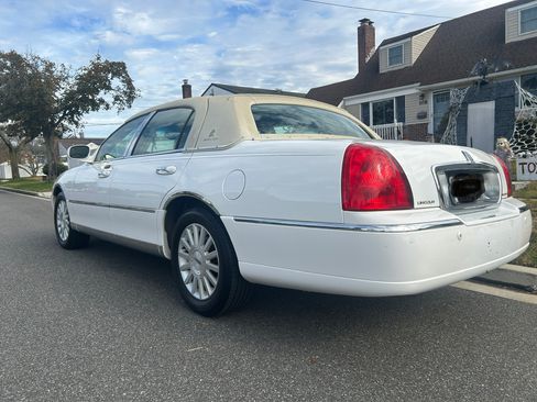 Used 2003 Lincoln Town Car Signature image 5