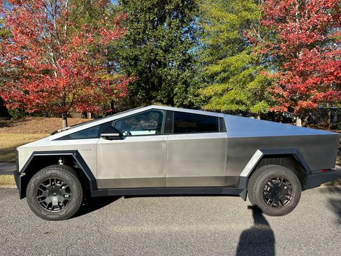 Used 2024 Tesla Cybertruck AWD Crew Cab image 2