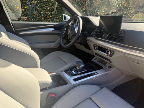 Used 2024 Audi Q5 2.0T Premium w/ Summer of Audi Package image 6