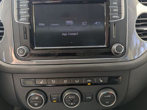 Used 2016 Volkswagen Tiguan SEL image 13