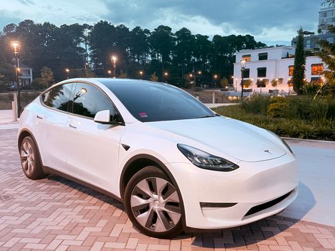 Used 2023 Tesla Model Y Long Range AWD/4WD image 1