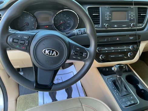 Used 2016 Kia Sedona LX w/ Option Group 020 FWD image 5