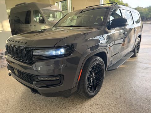 Used 2023 Jeep Wagoneer L Series II image 2