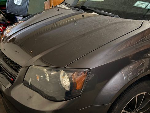 Used 2015 Dodge Grand Caravan SE image 2