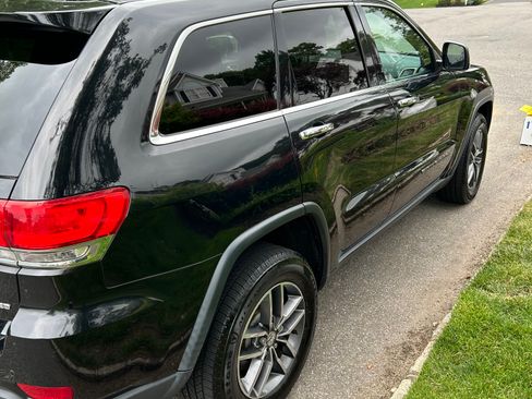 Used 2017 Jeep Grand Cherokee Limited AWD/4WD image 2