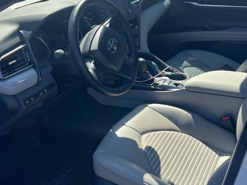 Used 2024 Toyota Camry SE image 9