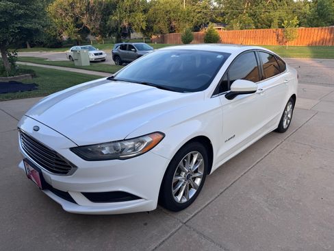 Used 2017 Ford Fusion SE FWD image 2