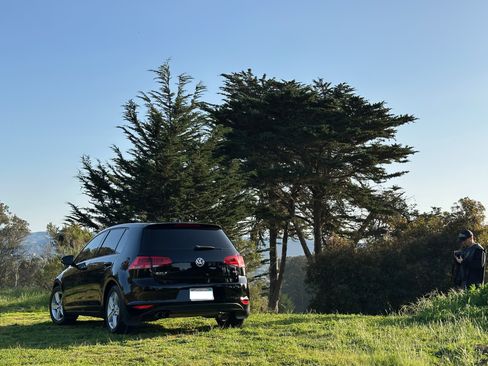 Used 2017 Volkswagen Golf Wolfsburg Edition image 32