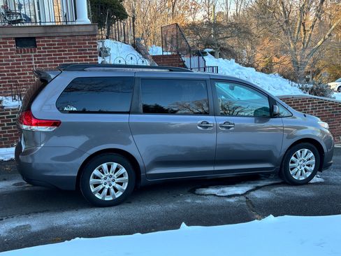 Used 2014 Toyota Sienna LE image 9