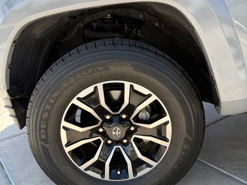 Used 2021 Toyota Tacoma TRD Sport w/ Technology Package image 5