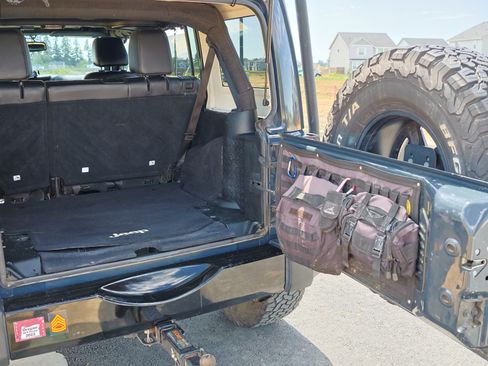 Used 2017 Jeep Wrangler Unlimited Sahara image 18