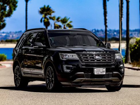 Used 2017 Ford Explorer XLT w/ Equipment Group 202A image 5