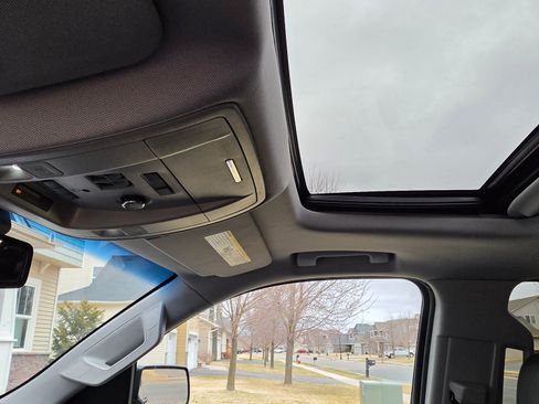 Used 2016 Chevrolet Suburban LT image 19