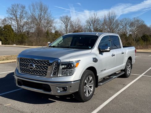 Used 2017 Nissan Titan SL image 1