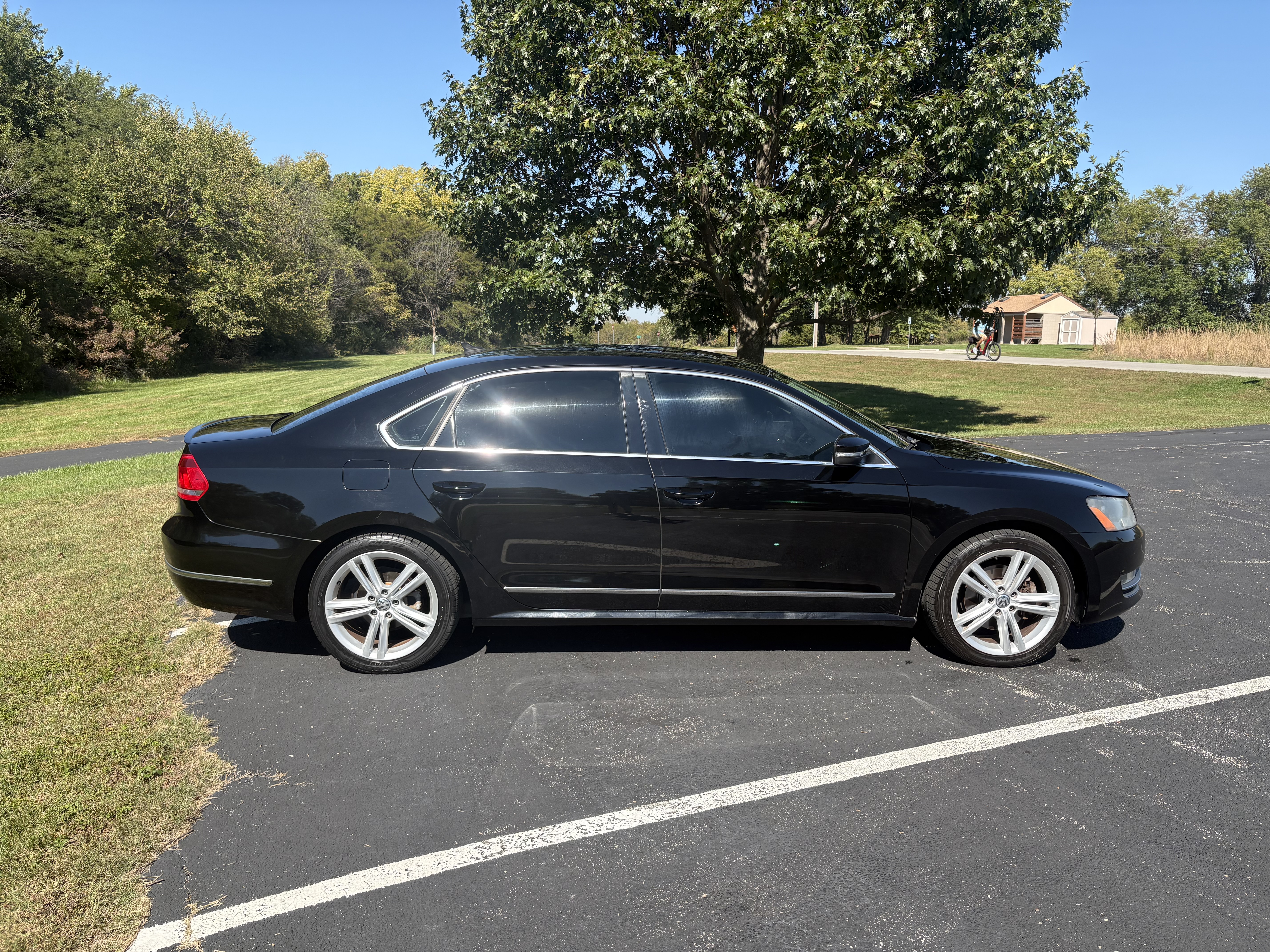 Used 2014 Volkswagen Passat TDI SEL Premium FWD image 2