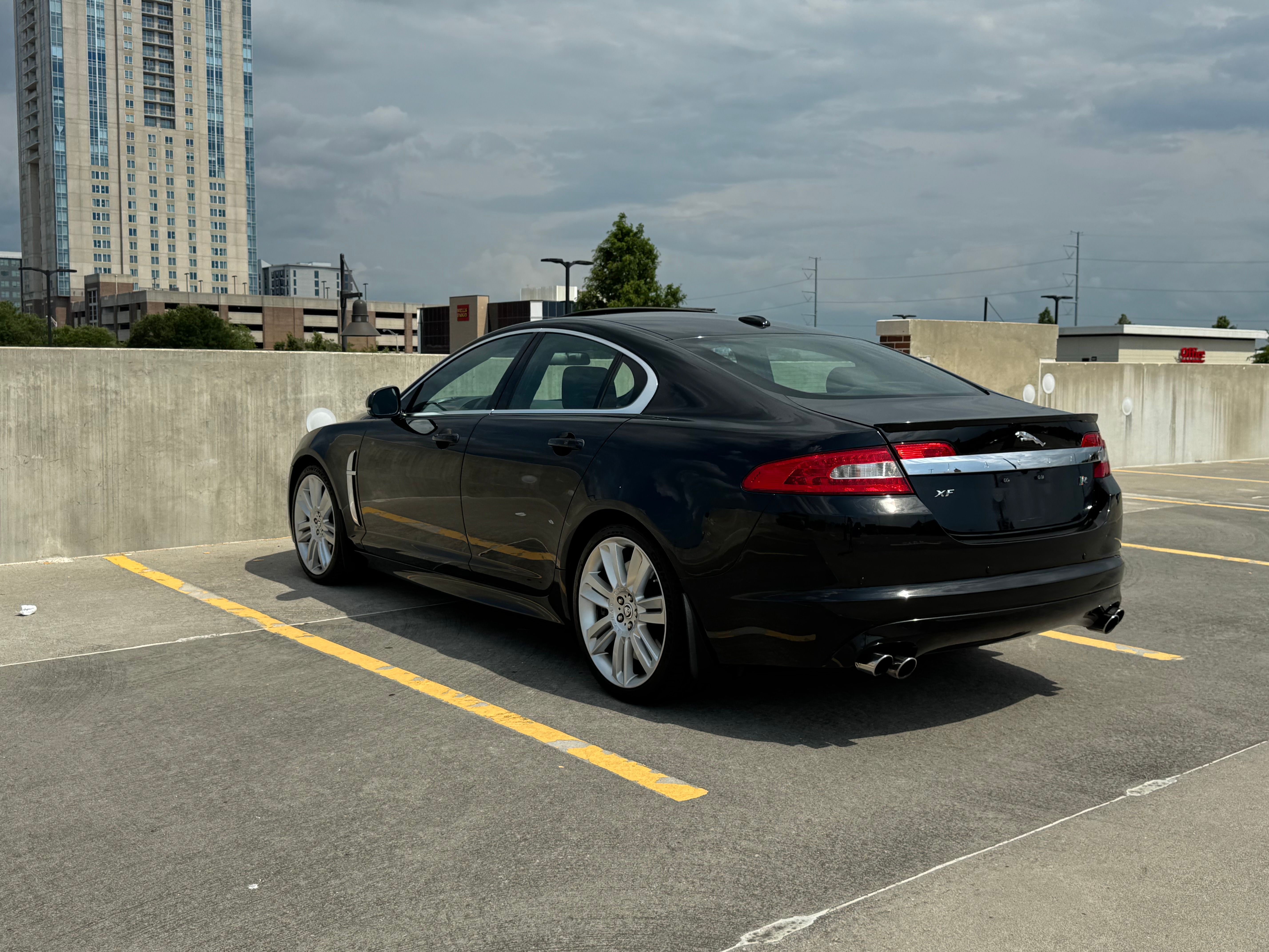 Used 2010 Jaguar XF R RWD image 8