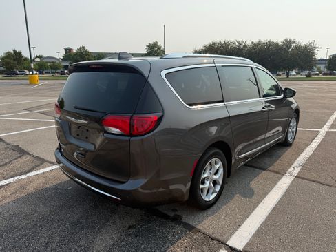 Used 2017 Chrysler Pacifica Touring-L Plus w/ Tire & Wheel Group FWD image 6