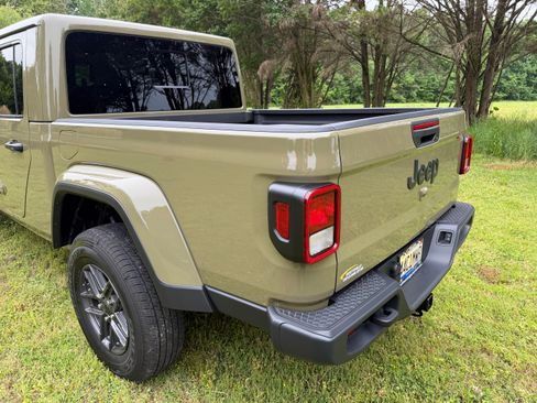 Used 2025 Jeep Gladiator Sport AWD/4WD image 4