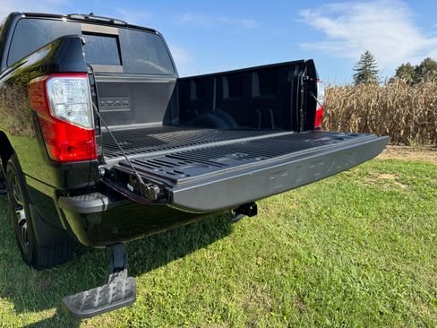 Used 2023 Nissan Titan SV w/ SV Convenience Package image 4