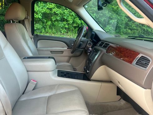Used 2014 GMC Yukon XL SLT w/ SLT-2 Equipment Package AWD/4WD image 6
