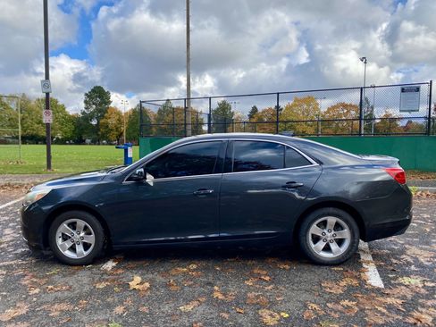 Used 2015 Chevrolet Malibu LT image 2