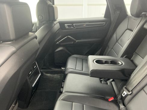 Used 2019 Porsche Cayenne Sport Utility 4D image 6