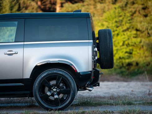 Used 2023 Land Rover Defender 90 V8 AWD/4WD image 6
