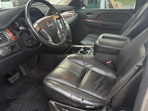 Used 2007 GMC Yukon XL SLT w/ SLT Preferred Equipment Group RWD image 9