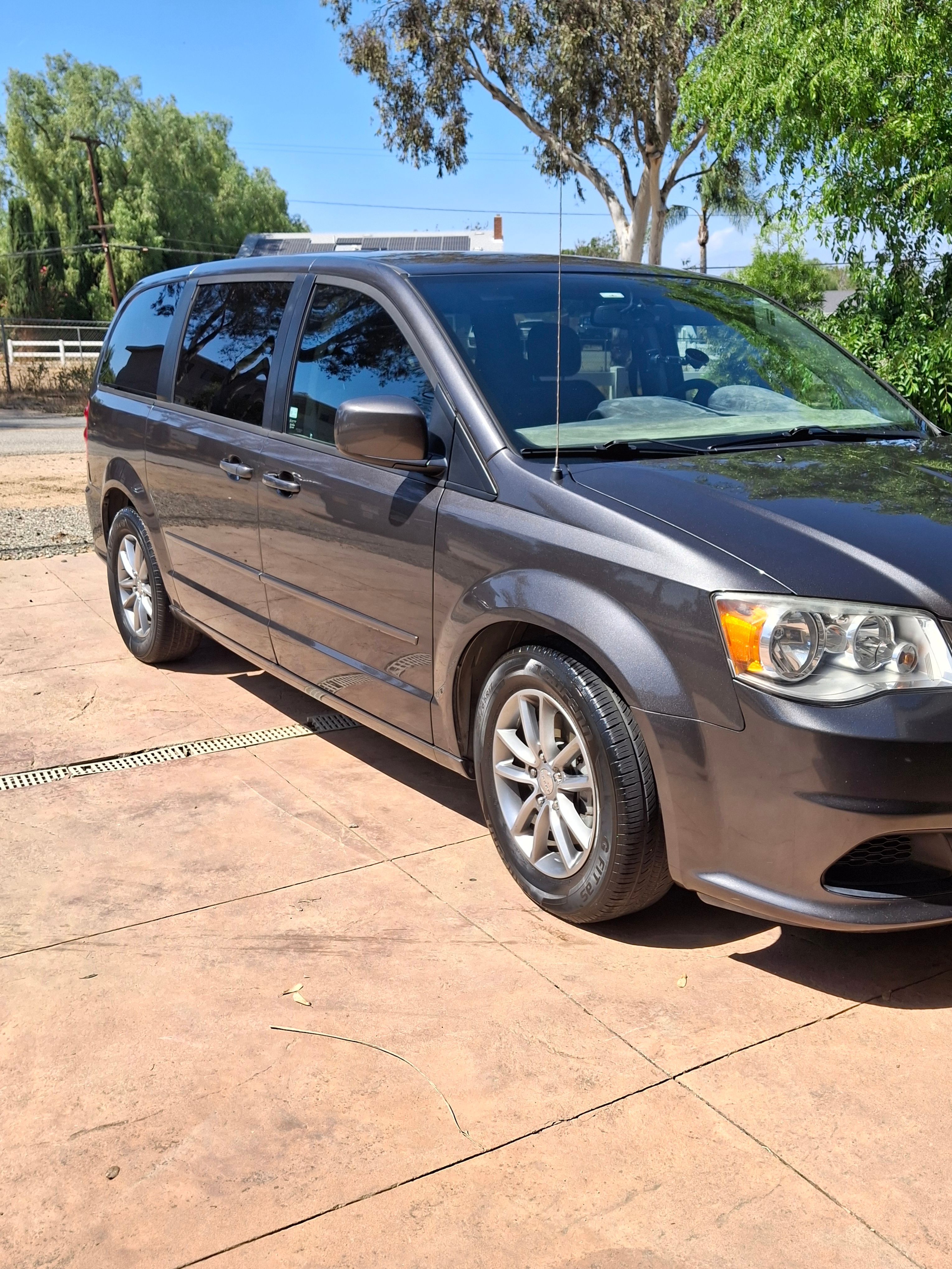 Used 2016 Dodge Grand Caravan SE FWD image 9
