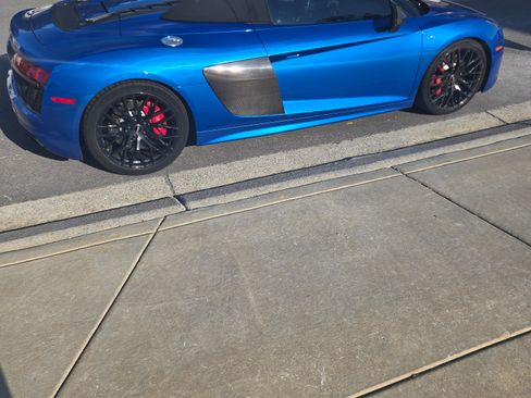 Used 2018 Audi R8 V10 w/ Carbon Exterior Package image 6