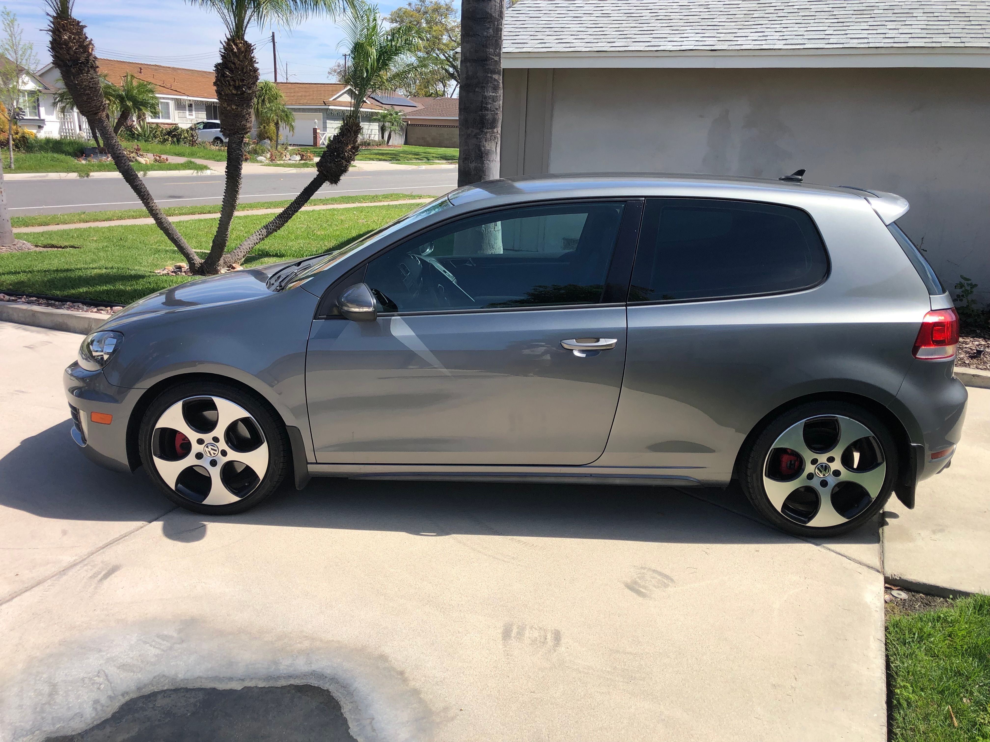 Used 2013 Volkswagen Golf 2-Door FWD image 2