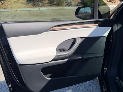 Used 2022 Tesla Model X image 19