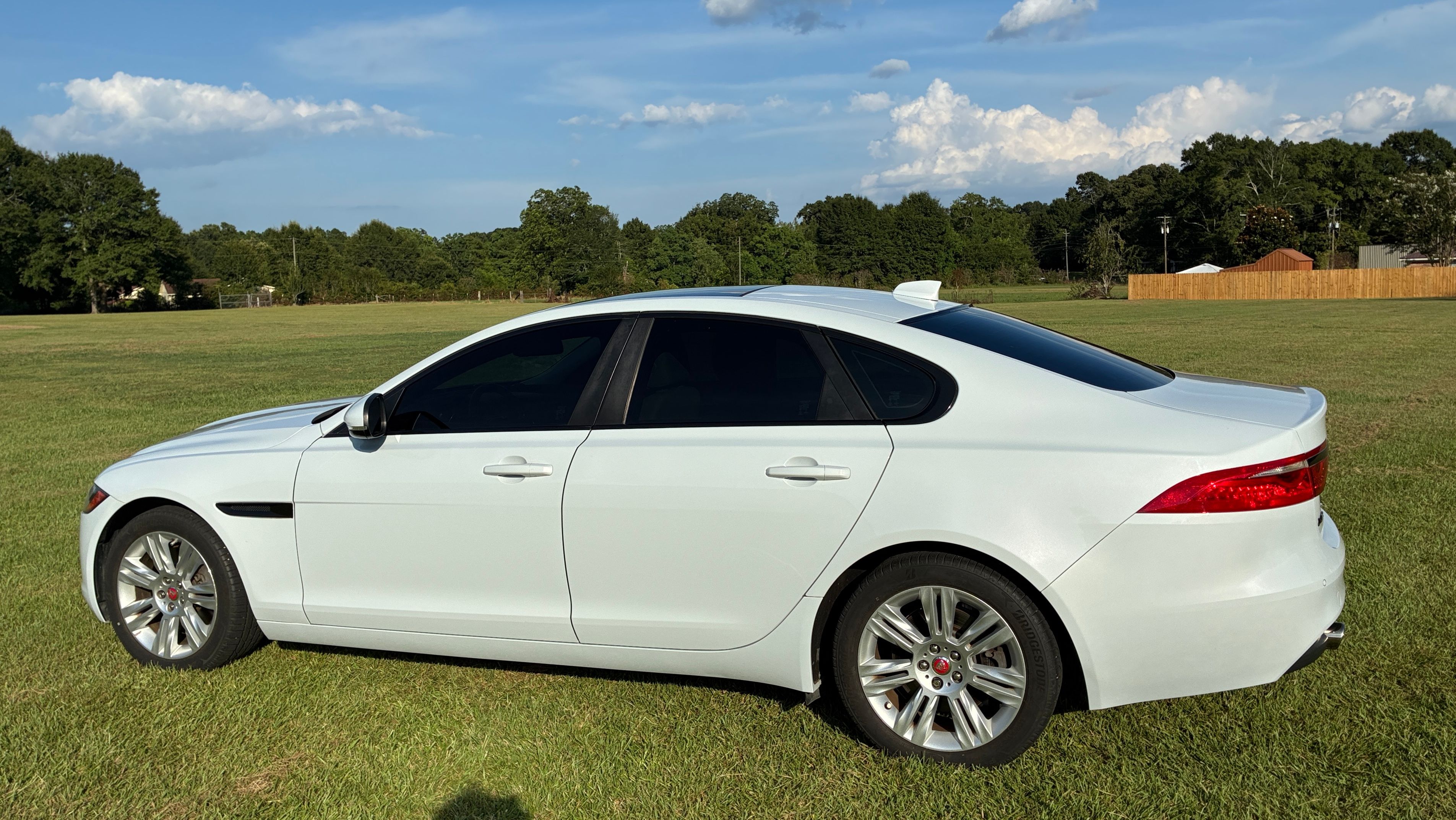 Used 2017 Jaguar XF Premium RWD image 1