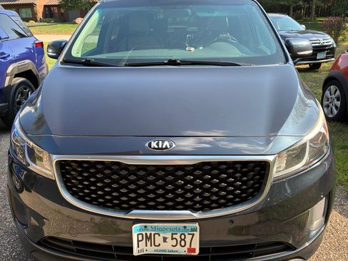 Used 2017 Kia Sedona LX w/ LX Essentials Premium Package FWD image 11