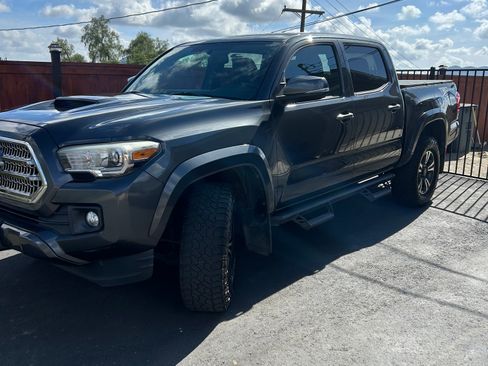 Used 2017 Toyota Tacoma TRD Sport image 1