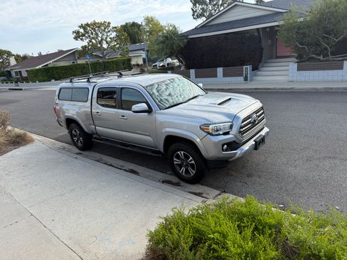 Used 2017 Toyota Tacoma TRD Sport w/ Exterior Package AWD/4WD image 21