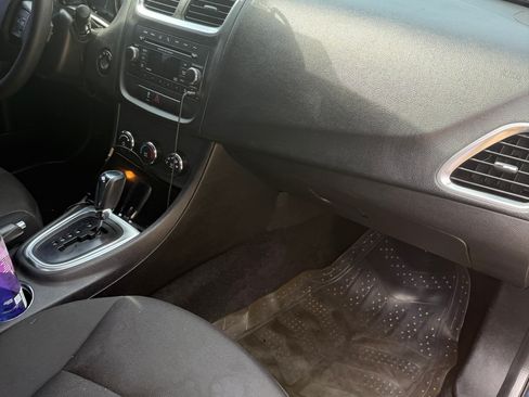 Used 2012 Dodge Avenger SE FWD image 4