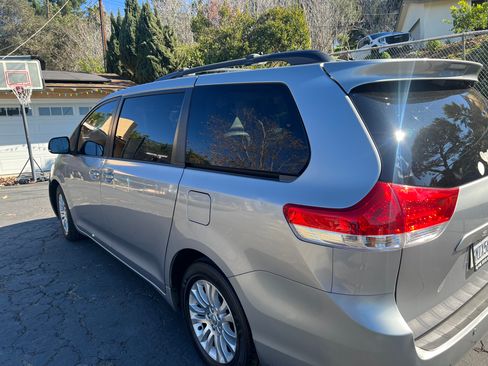 Used 2011 Toyota Sienna XLE image 2