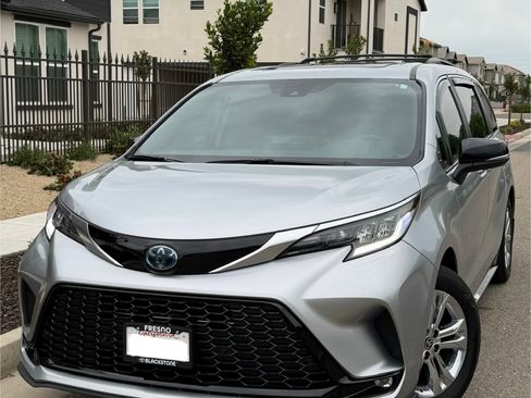 Used 2023 Toyota Sienna XSE image 1