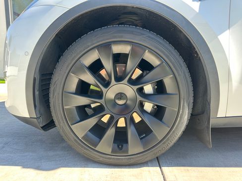 Used 2022 Tesla Model Y Long Range image 30