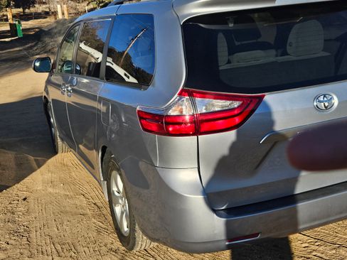 Used 2016 Toyota Sienna LE image 1