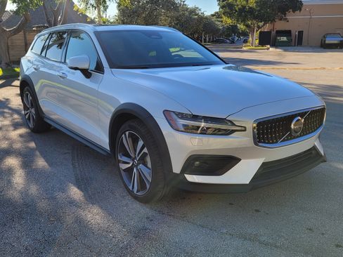 Used 2025 Volvo V60 B5 Cross Country Plus image 2