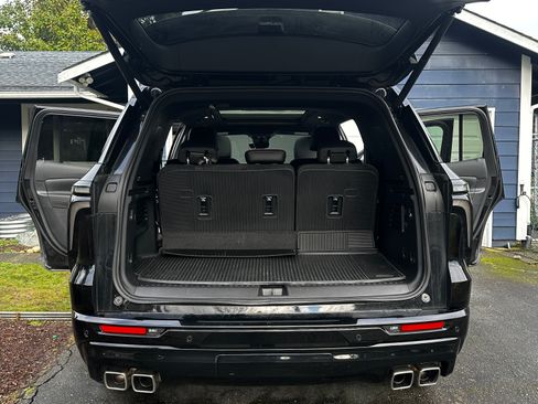 Used 2024 Chevrolet Traverse RS image 2