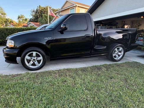 Used 2001 Ford F150 Lightning image 1