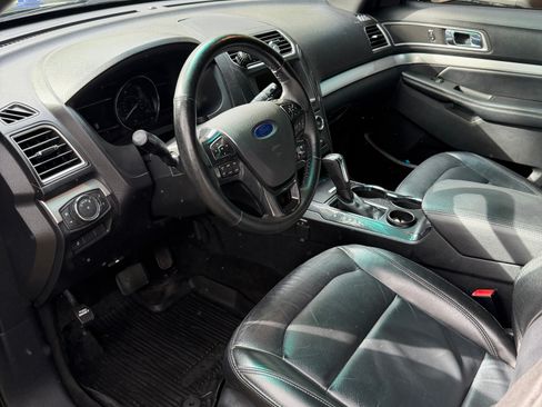 Used 2017 Ford Explorer XLT w/ Equipment Group 202A FWD image 9