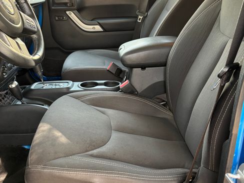 Used 2016 Jeep Wrangler Unlimited Sahara w/ Connectivity Group image 12